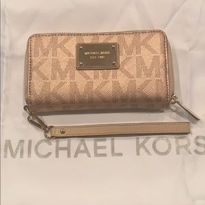 Michael Kors smart phone wristlet